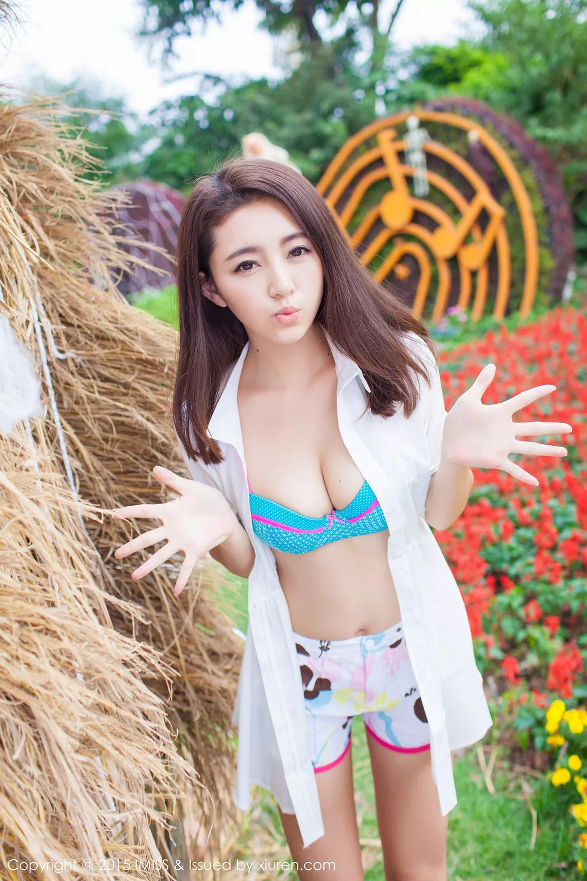 秀人集.com_[IMISS爱蜜社]Vol.053_嫩模夏茉GIGI小清新街拍白色衬衣迷人内裤写真50P