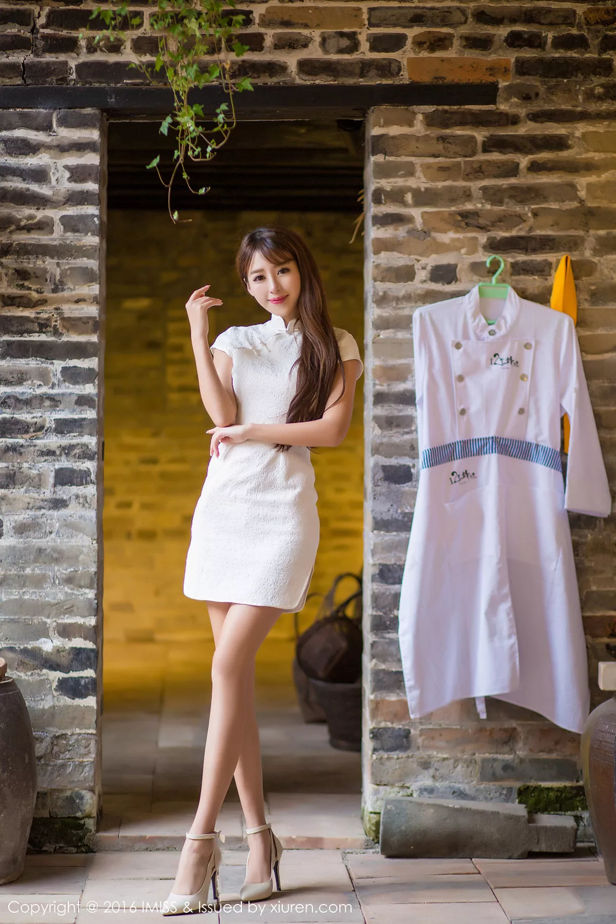 秀人集.com_[IMISS爱蜜社]Vol.070_嫩模王曼妮&谭小雅古典旗袍风完美身材性感迷人写真60P