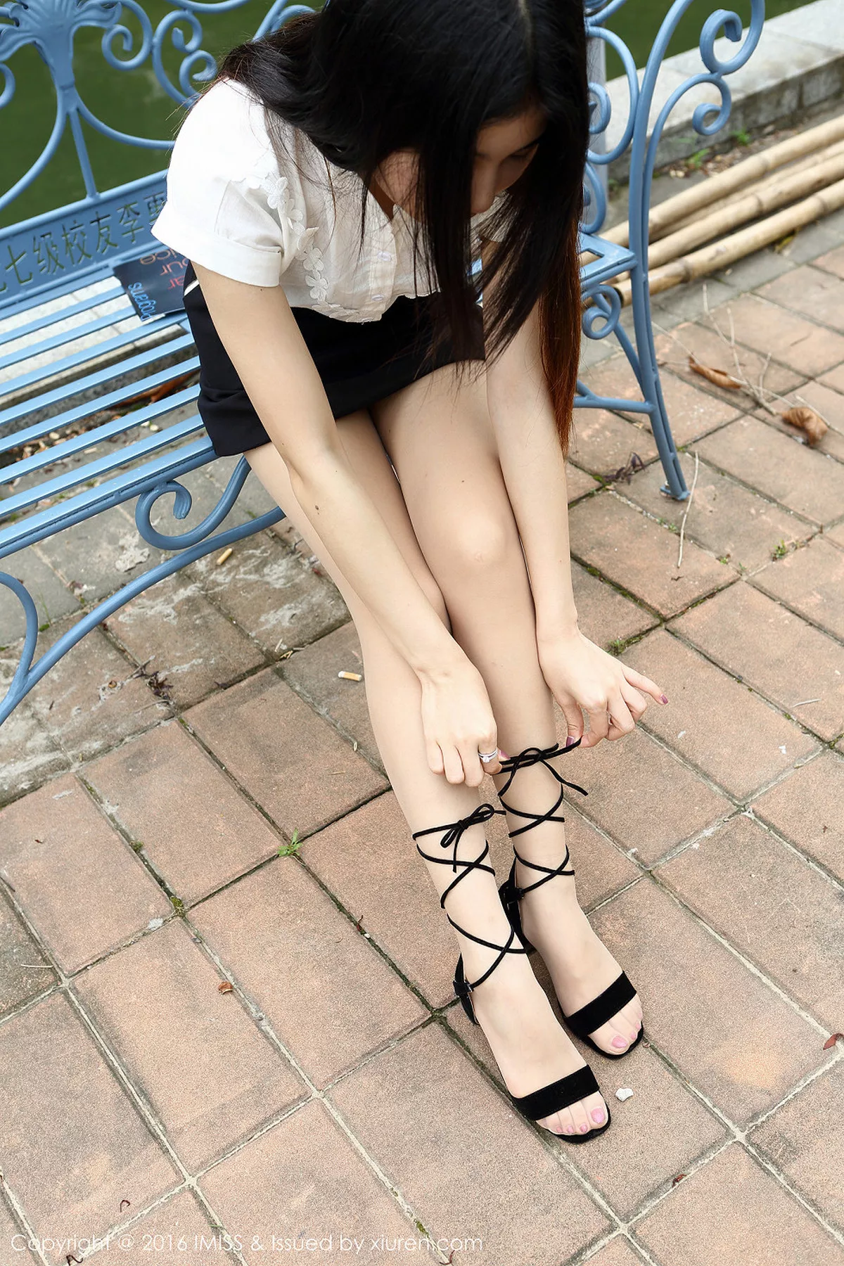 秀人集.com_[IMISS爱蜜社]Vol.095_嫩模Winki丝姬黑色短裙秀肉丝美腿性感玉足撩人写真49P