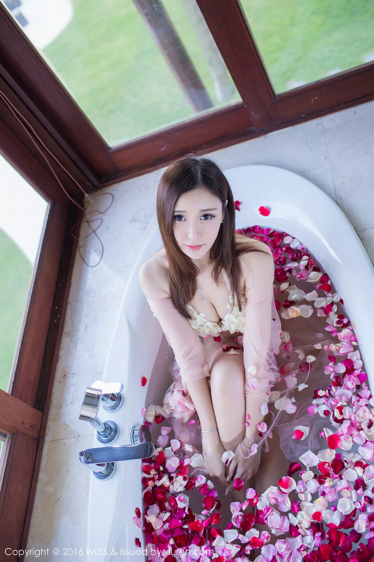 秀人集.com_[IMISS爱蜜社]Vol.102_气质女神淼淼萌萌哒巴厘岛旅拍清纯白纱长裙清新写真49P