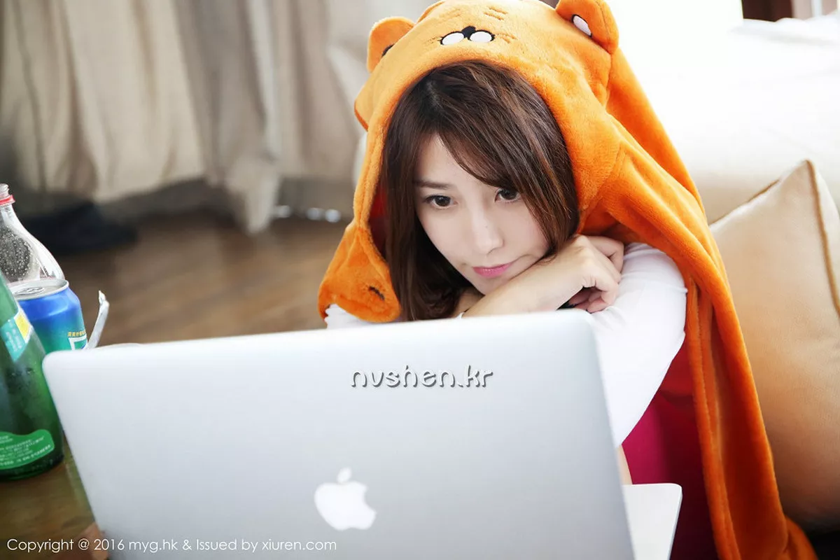 秀人集.com_[MyGirl美媛馆]Vol.233_嫩模许诺Sabrina居家私房护士装白色丝袜性感美腿写真64P