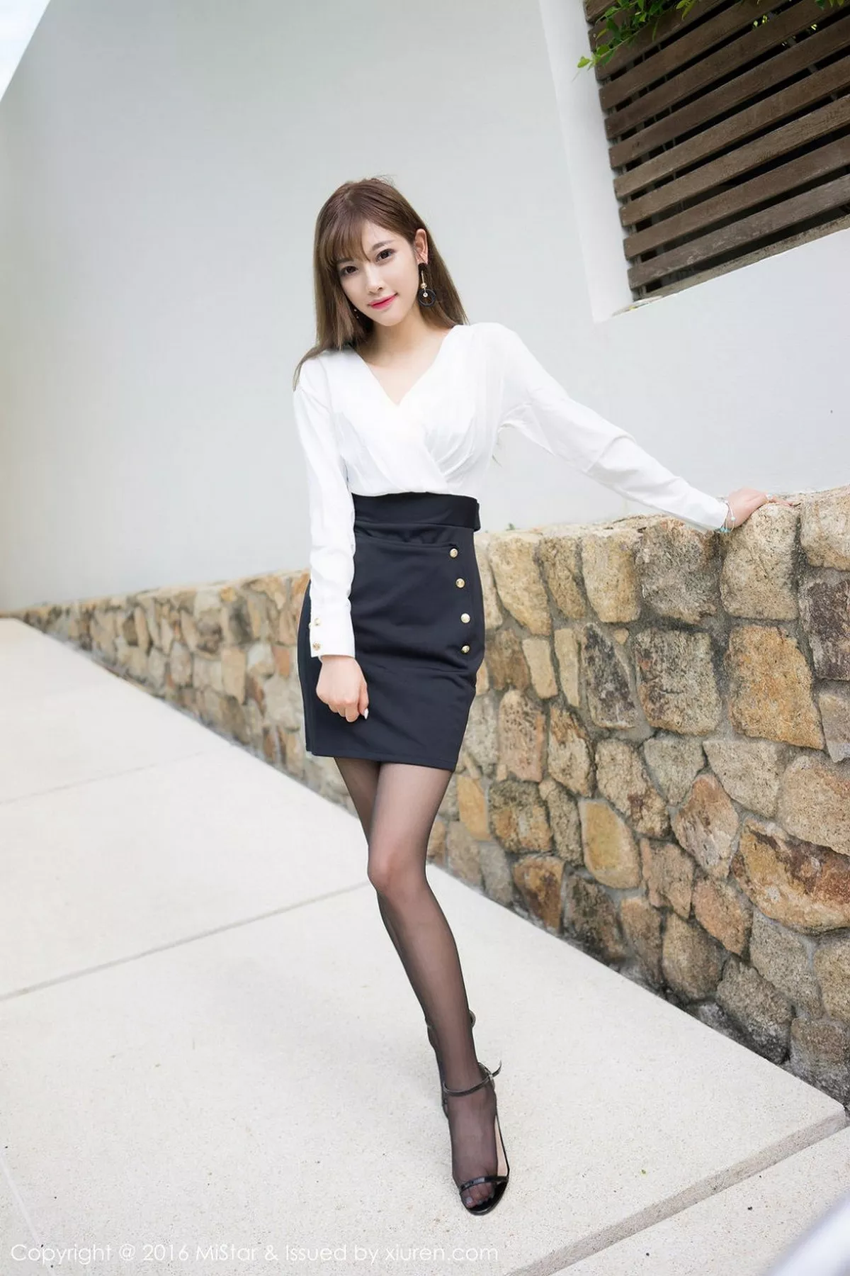 秀人集.com_[MiStar魅妍社]Vol.142_嫩模Sugar小甜心CC苏梅岛旅拍白衬衣黑裙下黑丝美腿性感写真50P