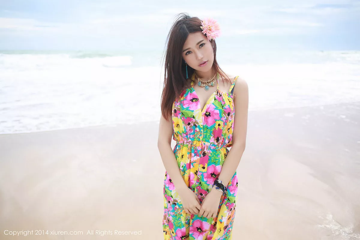 秀人集.com_[XiuRen秀人网]No.200_花仙子美女绮里嘉ula花色连身裙海边撩人风情性感写真69P