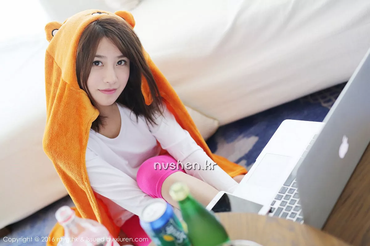 秀人集.com_[MyGirl美媛馆]Vol.233_嫩模许诺Sabrina居家私房护士装白色丝袜性感美腿写真64P