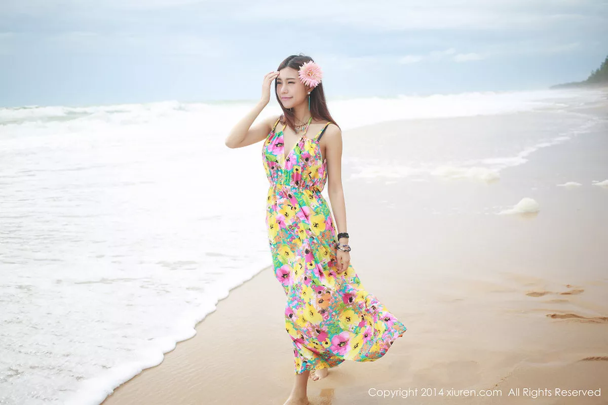 秀人集.com_[XiuRen秀人网]No.200_花仙子美女绮里嘉ula花色连身裙海边撩人风情性感写真69P