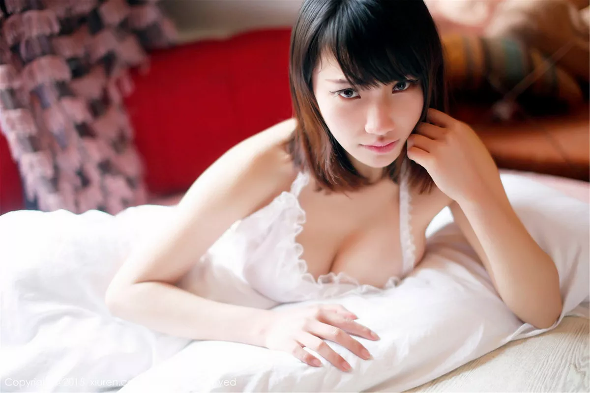 秀人集.com_[XiuRen秀人网]No.270_嫩模颜浅浅Cindy白色吊带睡裙真空露美乳撩人诱惑写真52P