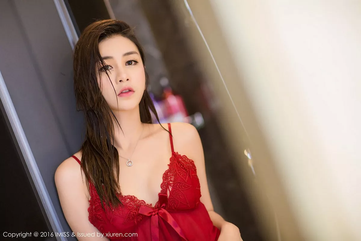 秀人集.com_[IMISS爱蜜社]Vol.144_嫩模李李七七喜喜酒红色蕾丝睡裙秀美乳丁字裤美臀诱惑写真52P