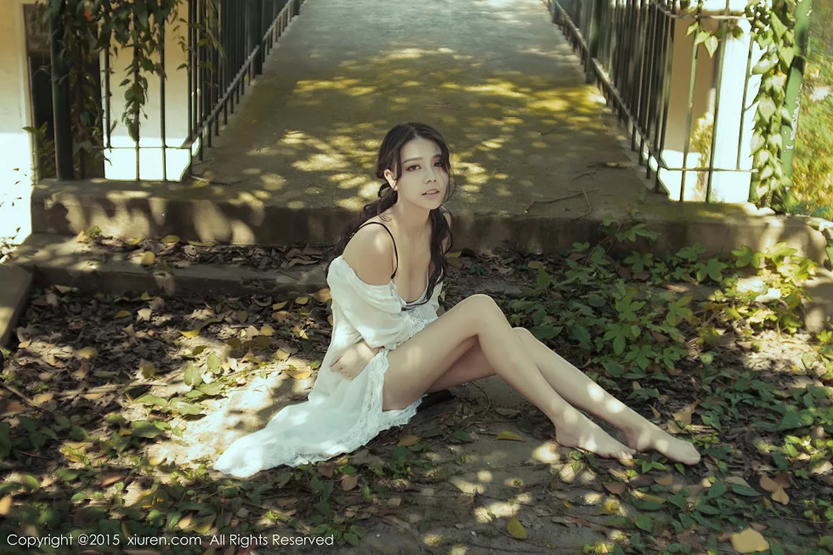 秀人集.com_[XiuRen秀人网]No.297_性感女神HONEYAL书本挡胸半裸秀豪乳完美诱惑写真50P