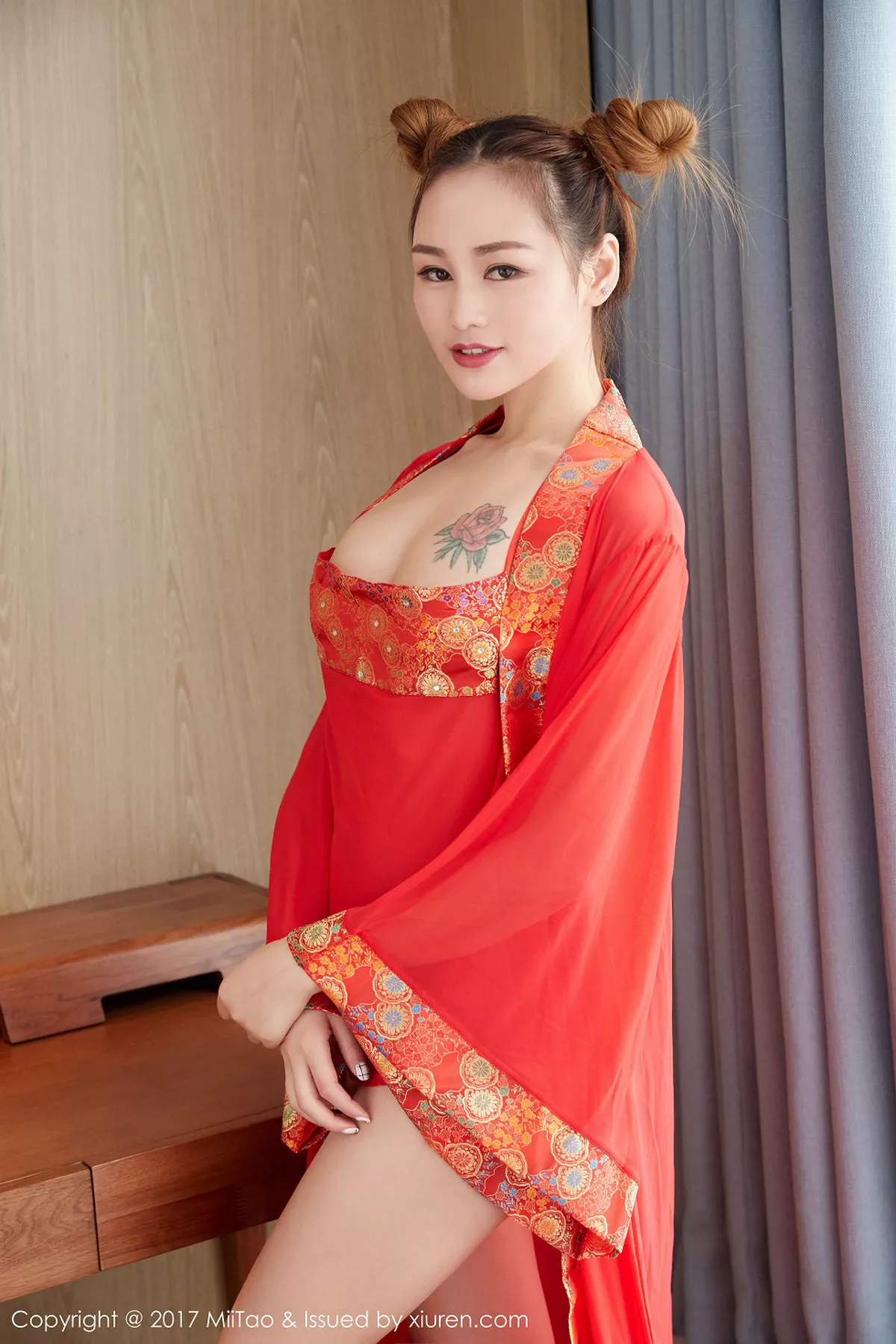 秀人集.com_[MiiTao蜜桃社]Vol.049_嫩模李宝宝红色睡衣下红色肚兜+红色丁字裤完美诱惑写真55P