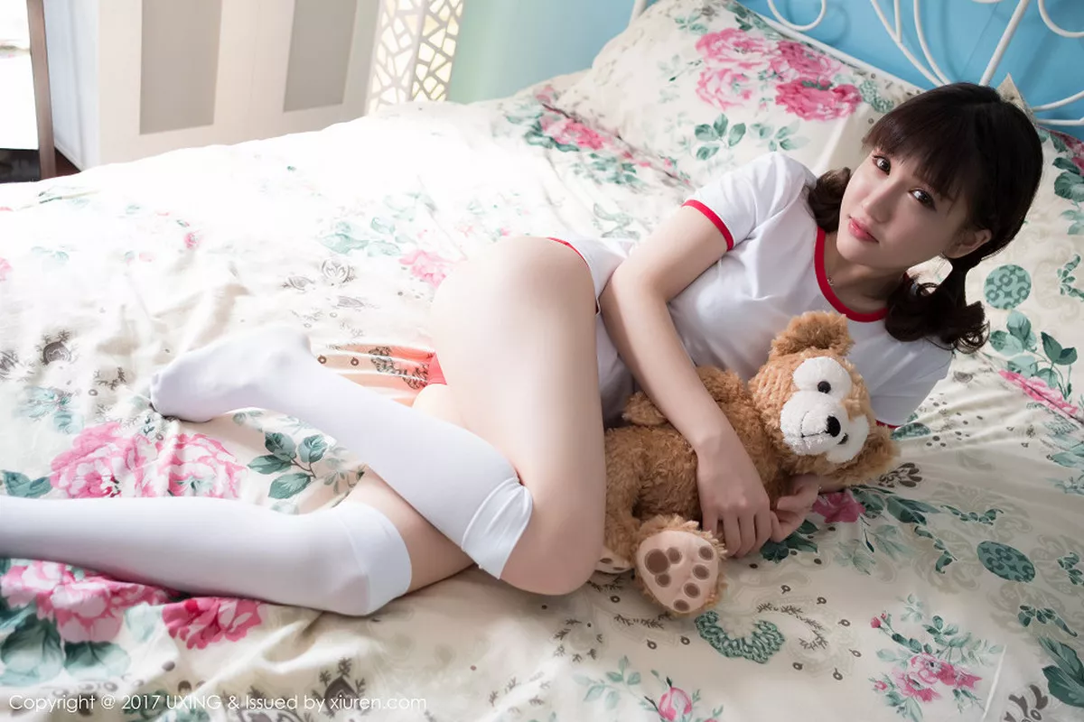 秀人集.com_[UXING优星馆]Vol.040_嫩模K8傲娇萌萌Vivian居家大床上体操服可爱萌动写真60P