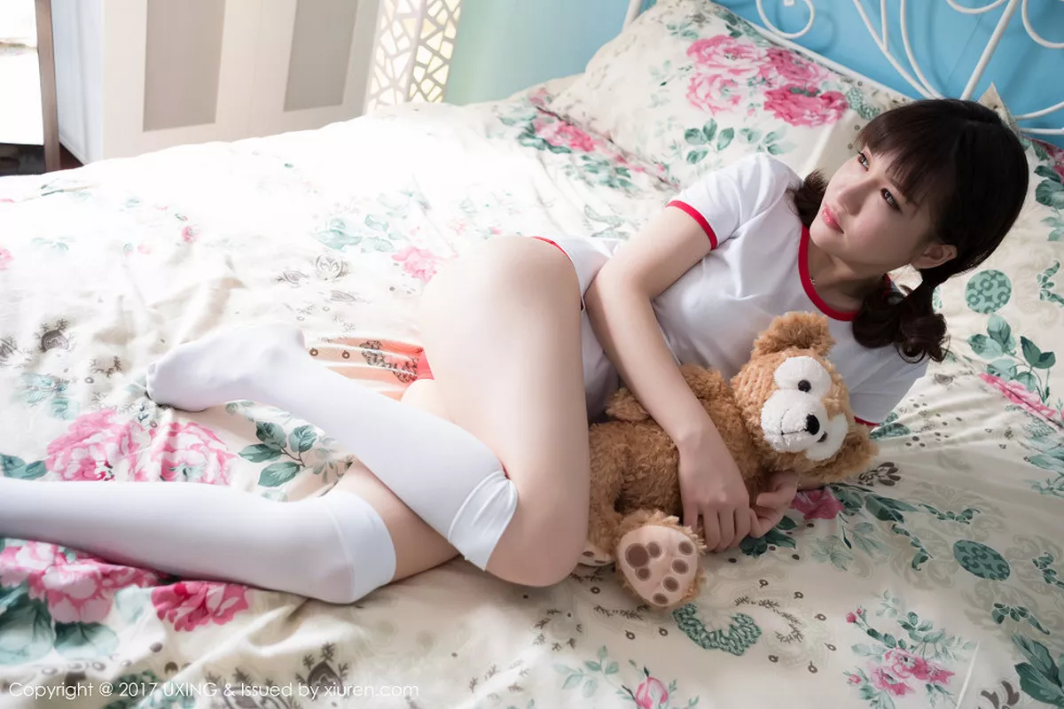 秀人集.com_[UXING优星馆]Vol.040_嫩模K8傲娇萌萌Vivian居家大床上体操服可爱萌动写真60P