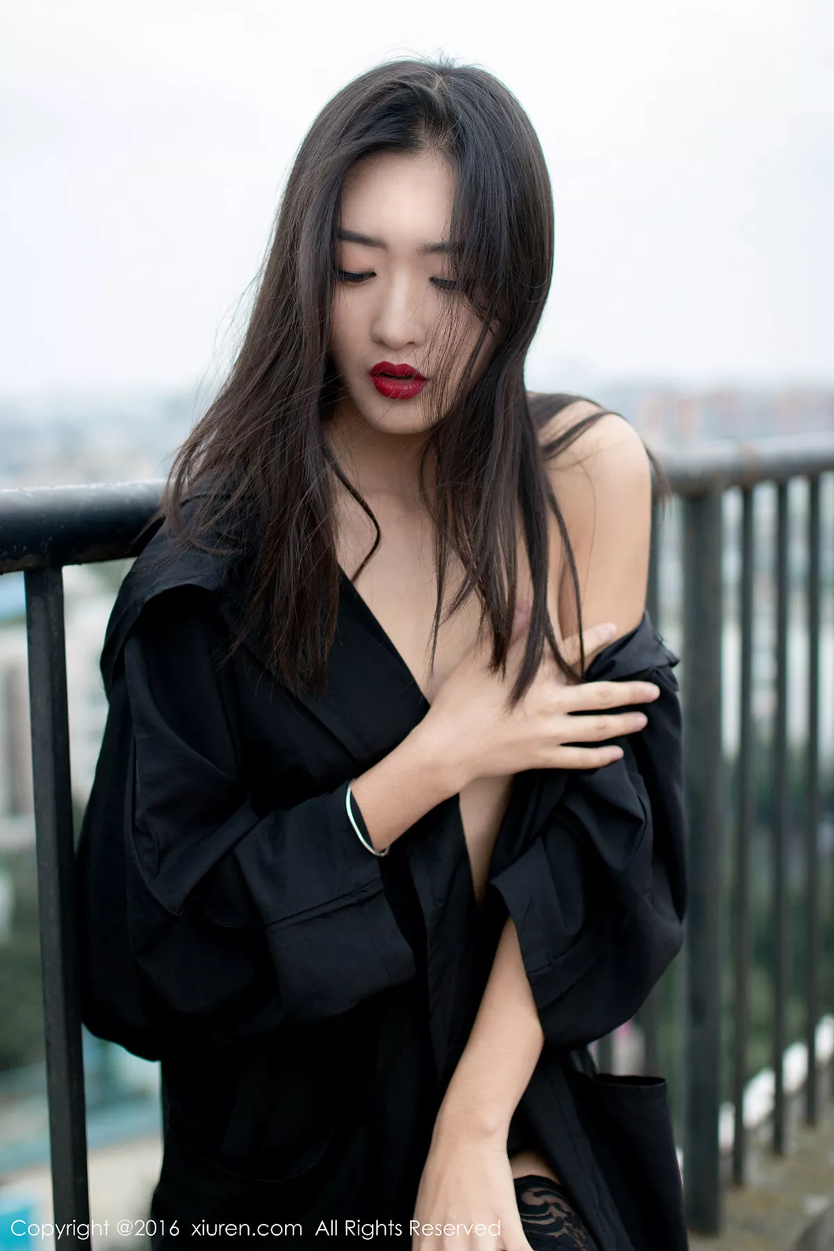 秀人集.com_[XiuRen秀人网]No.624_嫩模周琰琳LIN室外露天天台性感内衣黑色蕾丝袜迷人美腿写真49P