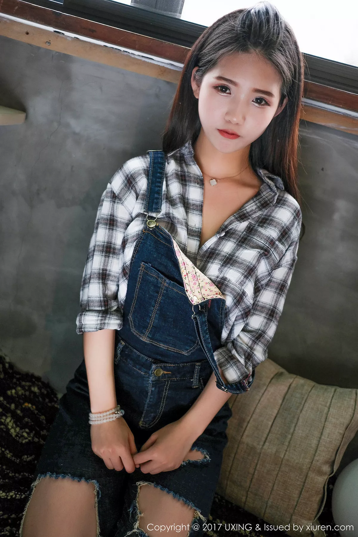 秀人集.com_[UXING优星馆]Vol.044_童颜巨乳嫩模可爱的小叶子脱牛仔衬衫秀完美曲线诱惑写真40P