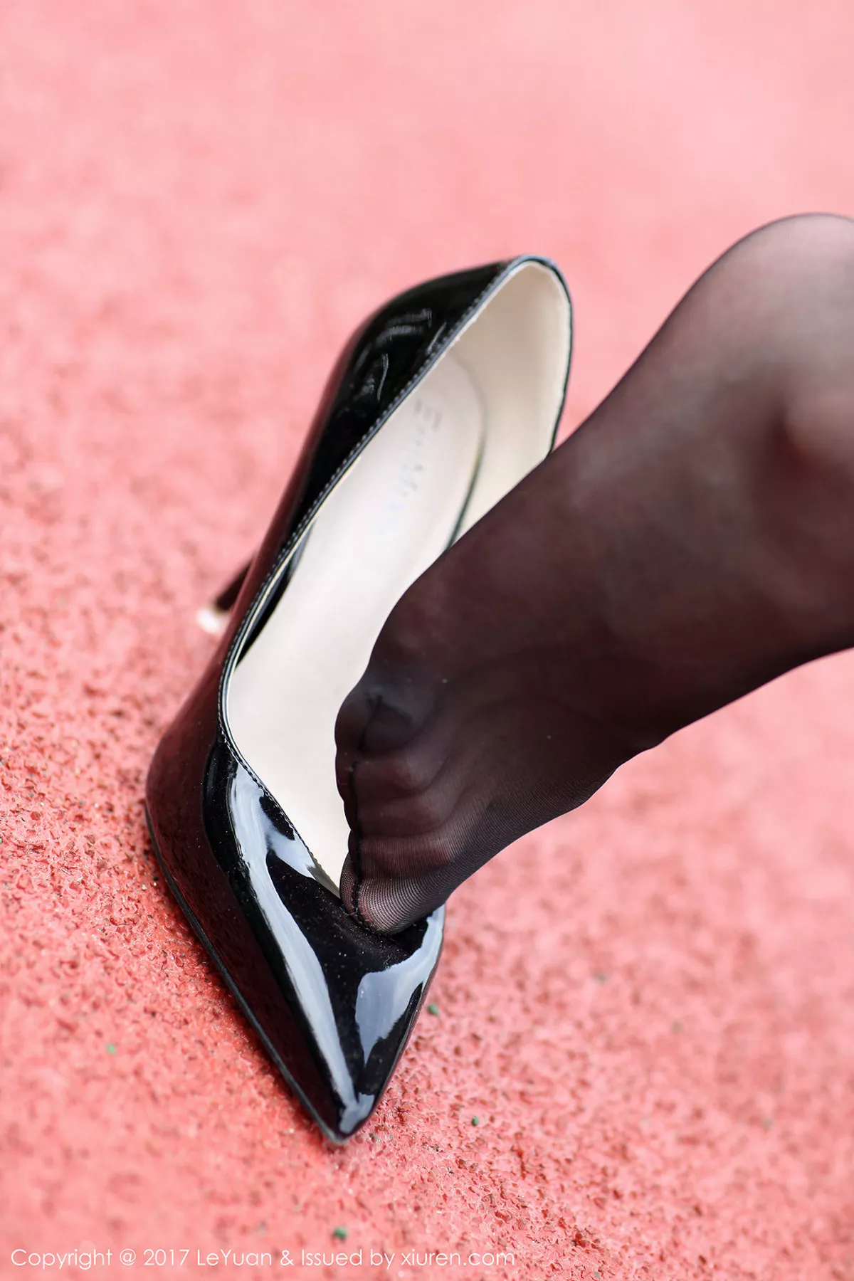 秀人集.com_[LeYuan星乐园]Vol.030_新人嫩模琪玲室外肉丝美腿玉足+黑丝美腿玉足诱惑写真96P