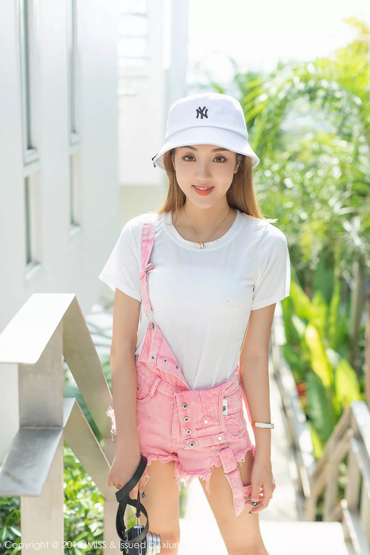 秀人集.com_[IMISS爱蜜社]Vol.295_嫩模美琪vicky户外粉色背带牛仔热裤秀完美身材性感写真34P