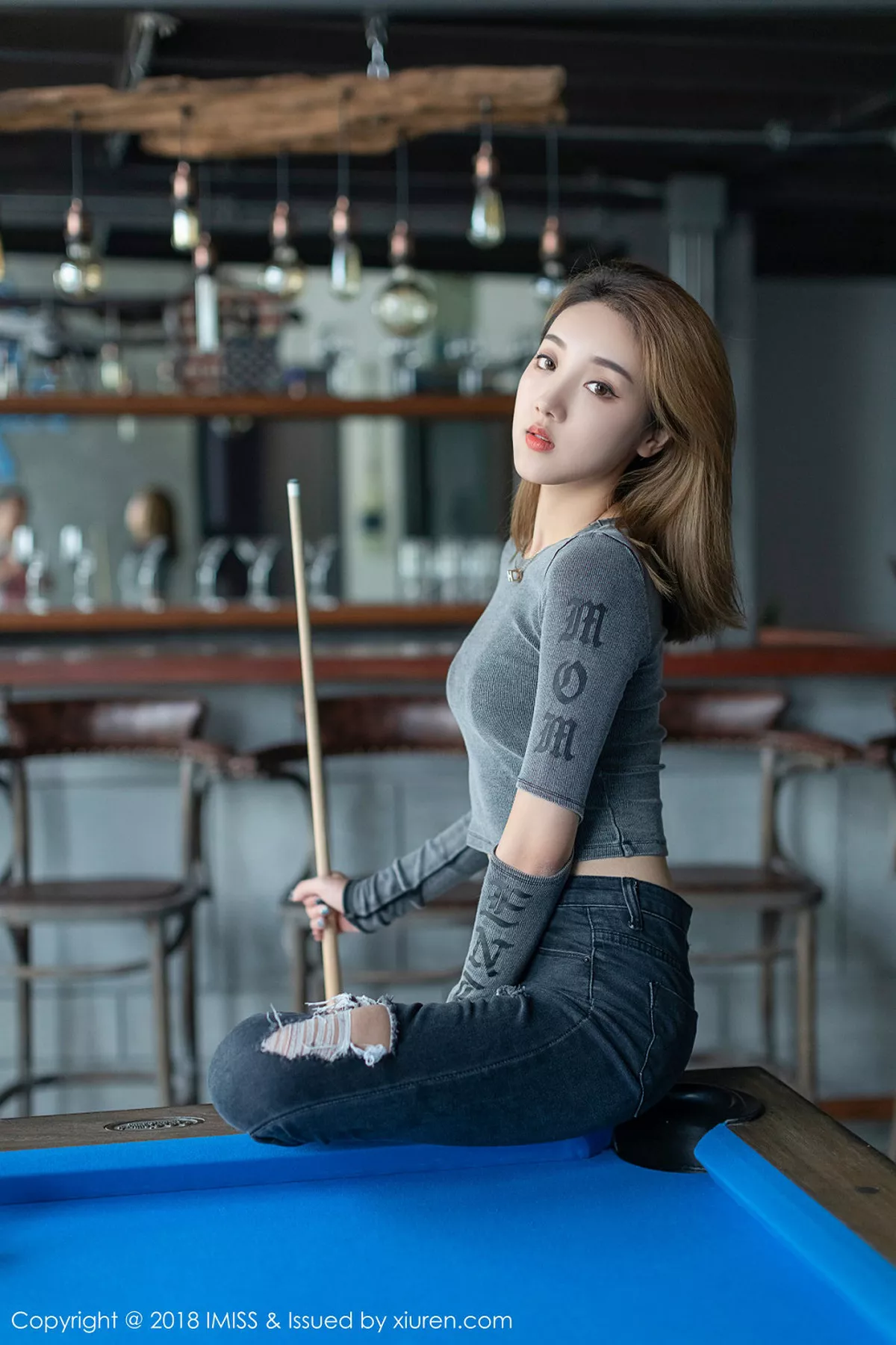 秀人集.com_[IMISS爱蜜社]Vol.295_嫩模美琪vicky户外粉色背带牛仔热裤秀完美身材性感写真34P