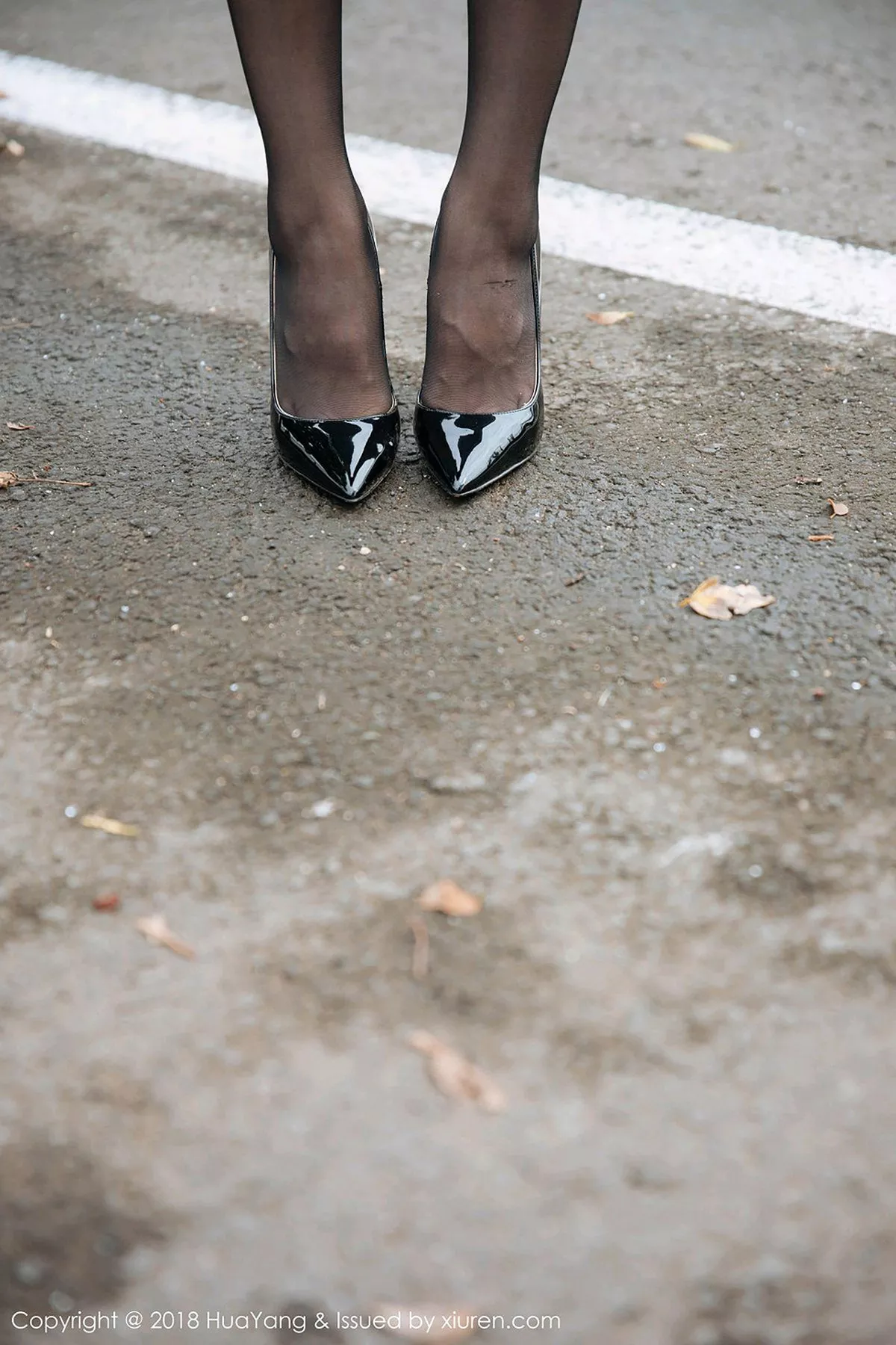 秀人集.com_[HuaYang花漾]Vol.087_女神黄乐然济州岛旅拍黑短裙半脱秀无内黑丝裤袜撩人诱惑写真101P