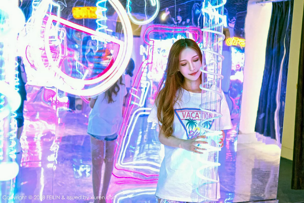 秀人集.com_[FeiLin嗲囡囡]Vol.170_嫩模柠柠_mika户外牛仔短裤+室内清新连身裙迷人写真43P