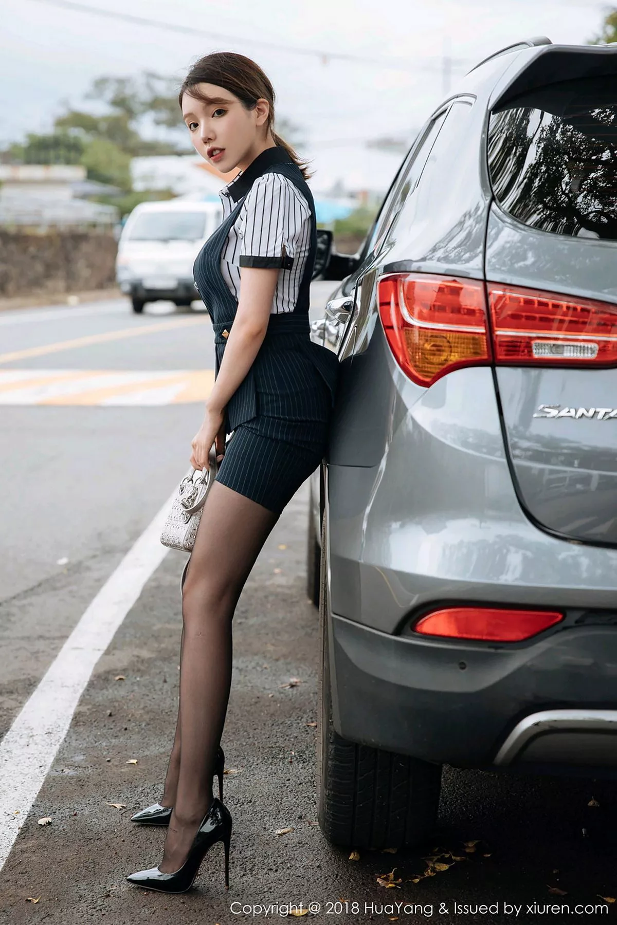 秀人集.com_[HuaYang花漾]Vol.087_女神黄乐然济州岛旅拍黑短裙半脱秀无内黑丝裤袜撩人诱惑写真101P