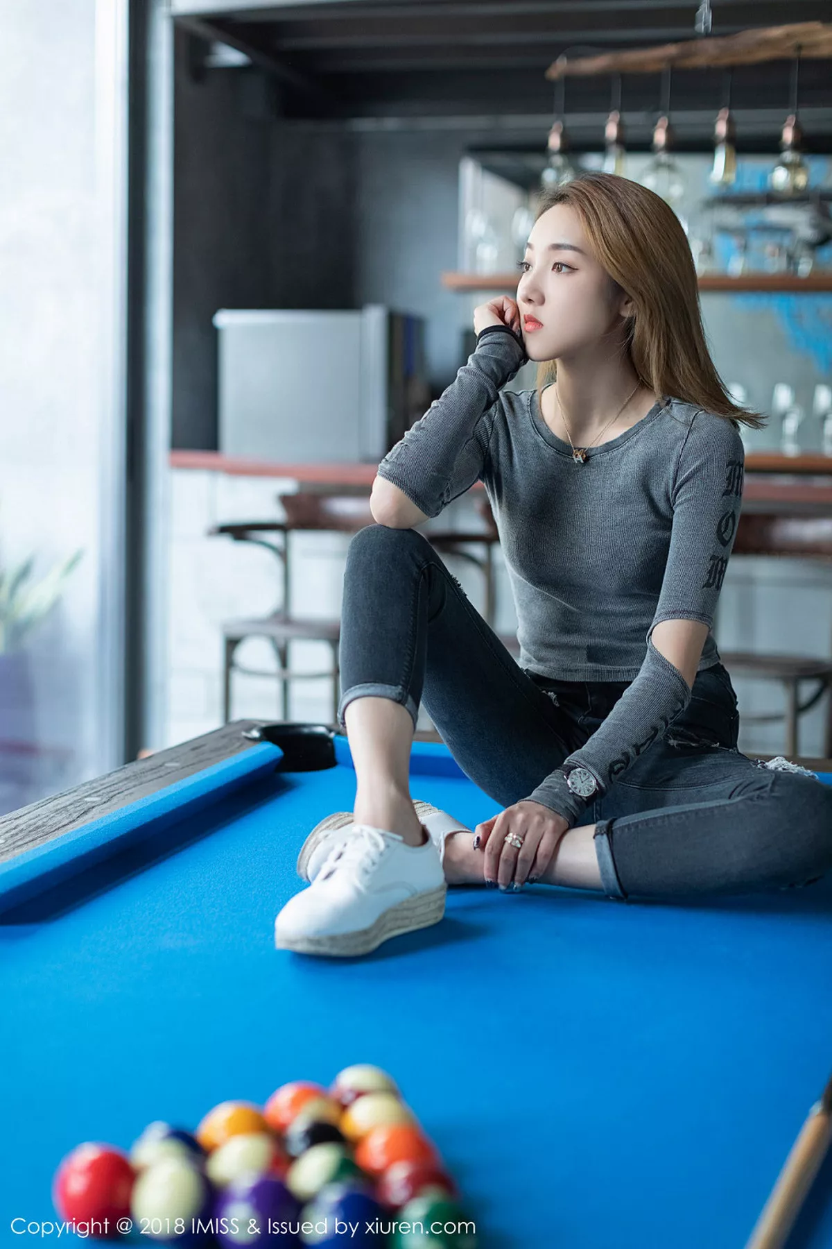 秀人集.com_[IMISS爱蜜社]Vol.295_嫩模美琪vicky户外粉色背带牛仔热裤秀完美身材性感写真34P