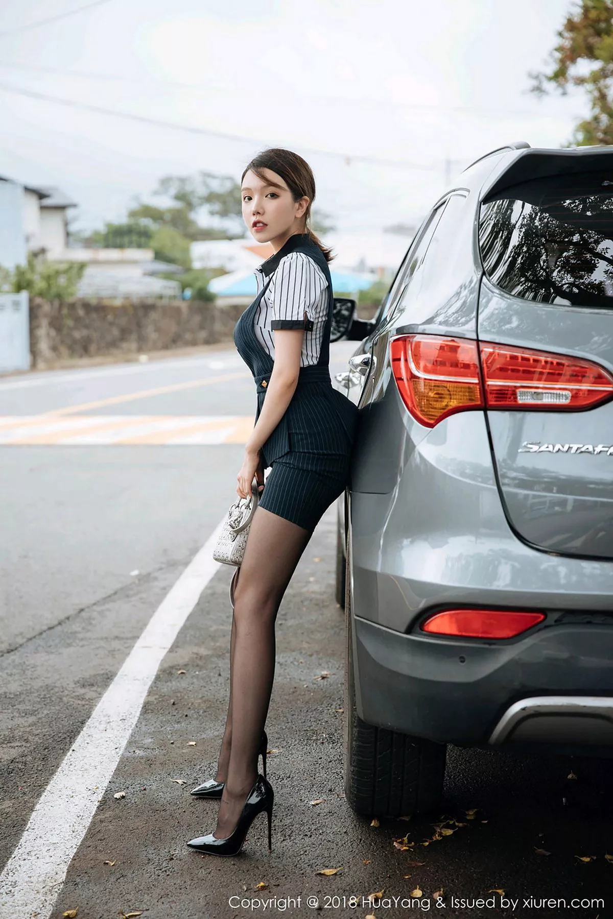 秀人集.com_[HuaYang花漾]Vol.087_女神黄乐然济州岛旅拍黑短裙半脱秀无内黑丝裤袜撩人诱惑写真101P