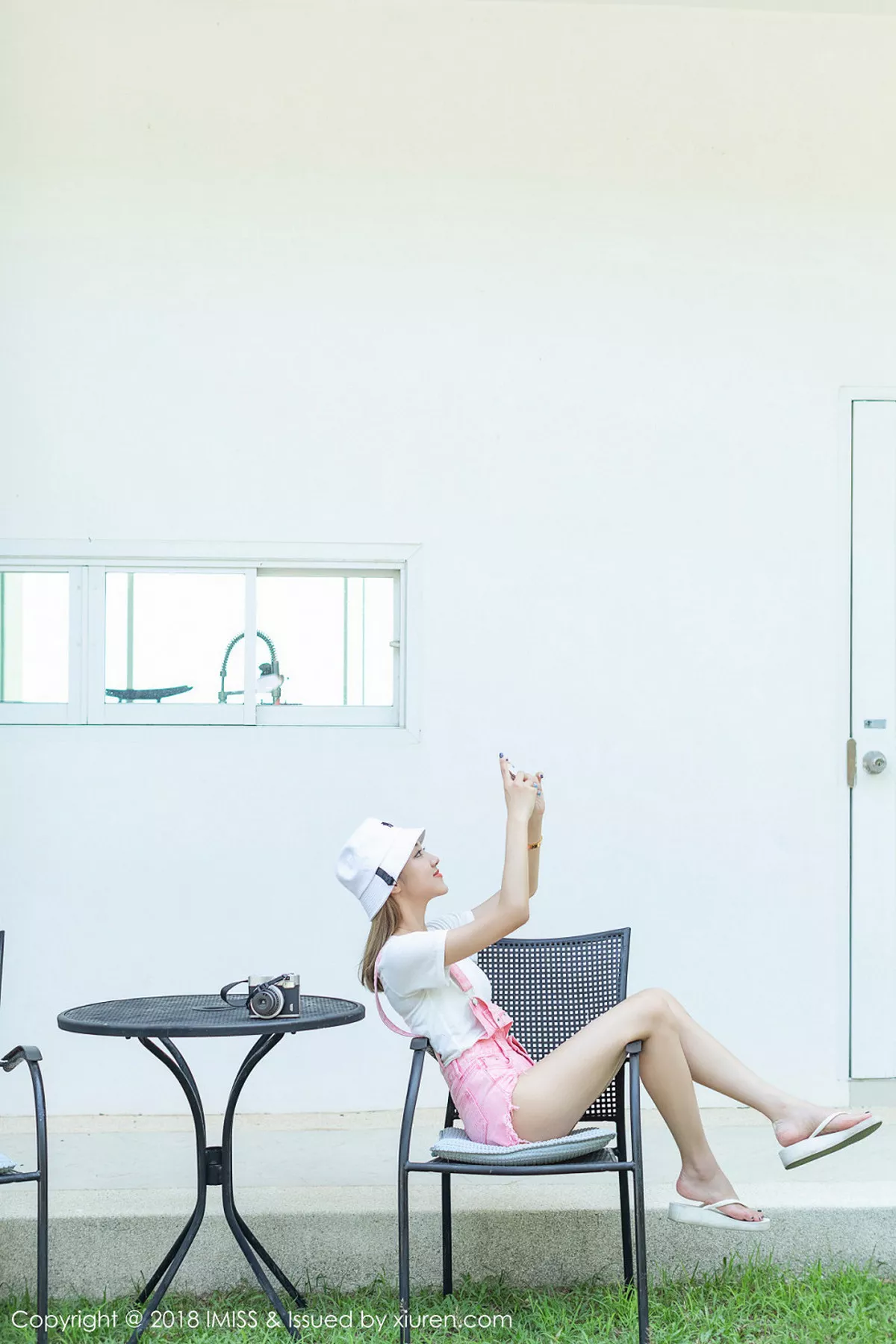 秀人集.com_[IMISS爱蜜社]Vol.295_嫩模美琪vicky户外粉色背带牛仔热裤秀完美身材性感写真34P