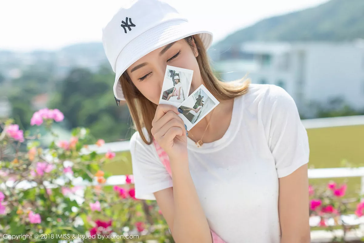 秀人集.com_[IMISS爱蜜社]Vol.295_嫩模美琪vicky户外粉色背带牛仔热裤秀完美身材性感写真34P