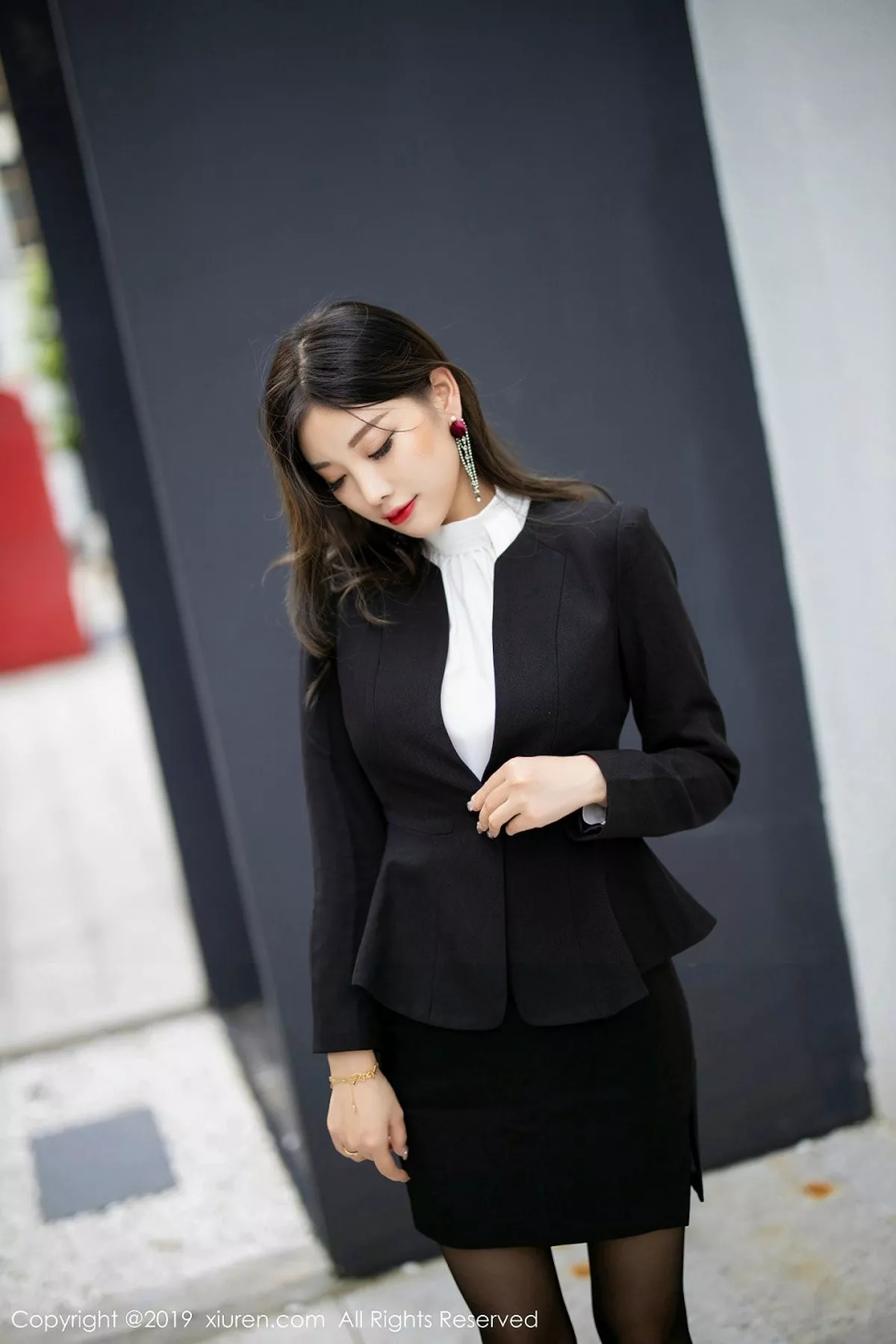 秀人集.com_[XiuRen秀人网]No.1616_女神杨晨晨sugar性感秘书装扮黑丝袜秀翘臀美腿完美诱惑写真51P