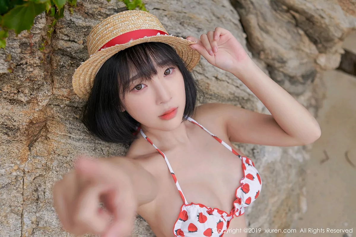 秀人集.com_[XiuRen秀人网]No.1611_美女模特_卿卿韩国旅拍海边沙滩性感比基尼秀完美身材写真53P