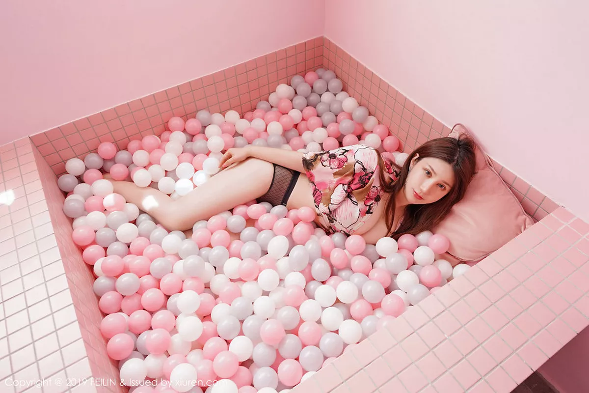 秀人集.com_[FeiLin嗲囡囡]Vol.204_嫩模李清婳私房缕空开档连体黑丝秀完美身材撩人诱惑写真40P