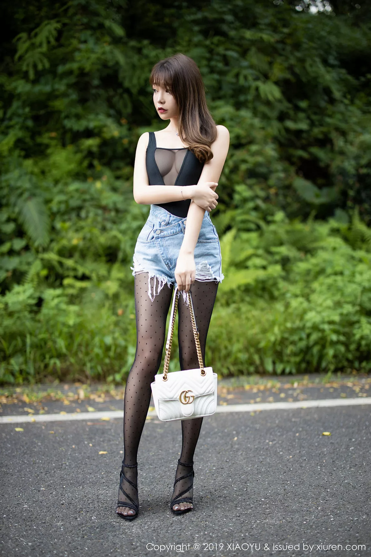 秀人集.com_[XiaoYu画语界]Vol.156_女神芝芝Booty室外车拍高叉连体内衣配黑丝裤袜撩人诱惑写真68P