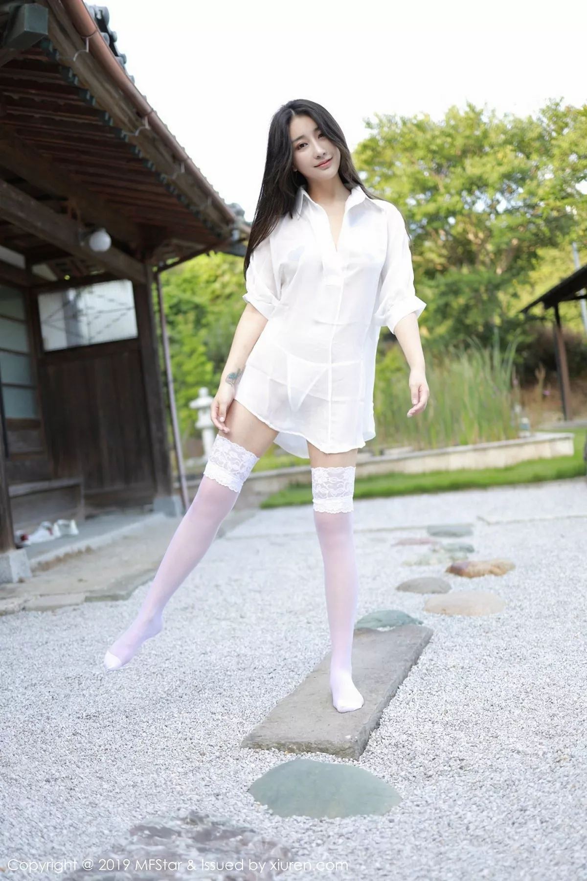 秀人集.com_[MFStar模范学院]Vol.219_嫩模Betty林子欣日本旅拍户外白衬衣配蕾丝吊袜诱惑写真53P