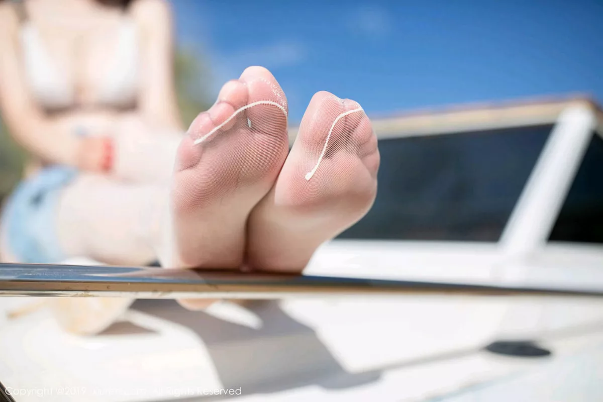 秀人集.com_[XiuRen秀人网]No.1710_嫩模梦心月美国旅拍户外游艇半脱内裤露丰满翘臀极致诱惑写真68P