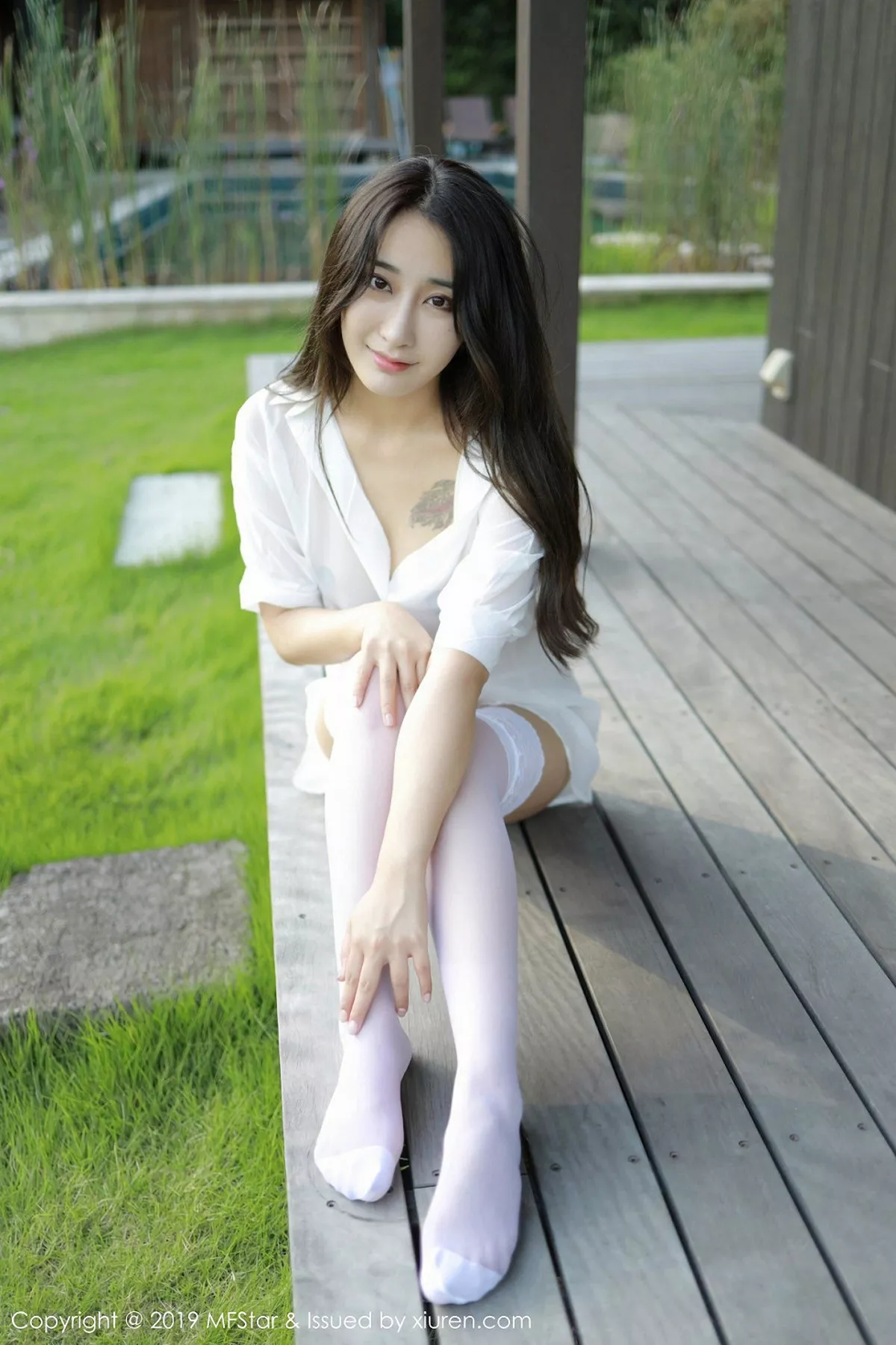 秀人集.com_[MFStar模范学院]Vol.219_嫩模Betty林子欣日本旅拍户外白衬衣配蕾丝吊袜诱惑写真53P