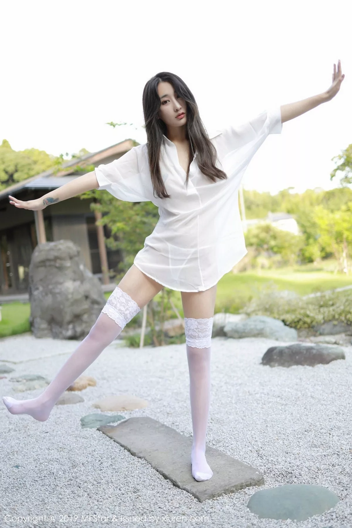 秀人集.com_[MFStar模范学院]Vol.219_嫩模Betty林子欣日本旅拍户外白衬衣配蕾丝吊袜诱惑写真53P