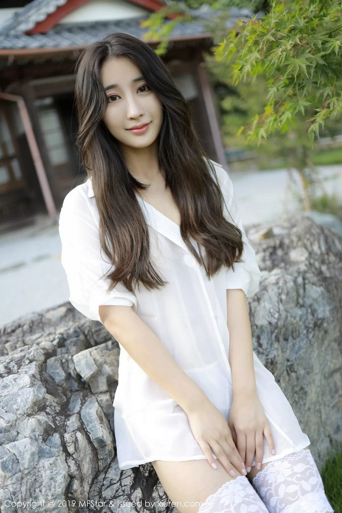 秀人集.com_[MFStar模范学院]Vol.219_嫩模Betty林子欣日本旅拍户外白衬衣配蕾丝吊袜诱惑写真53P