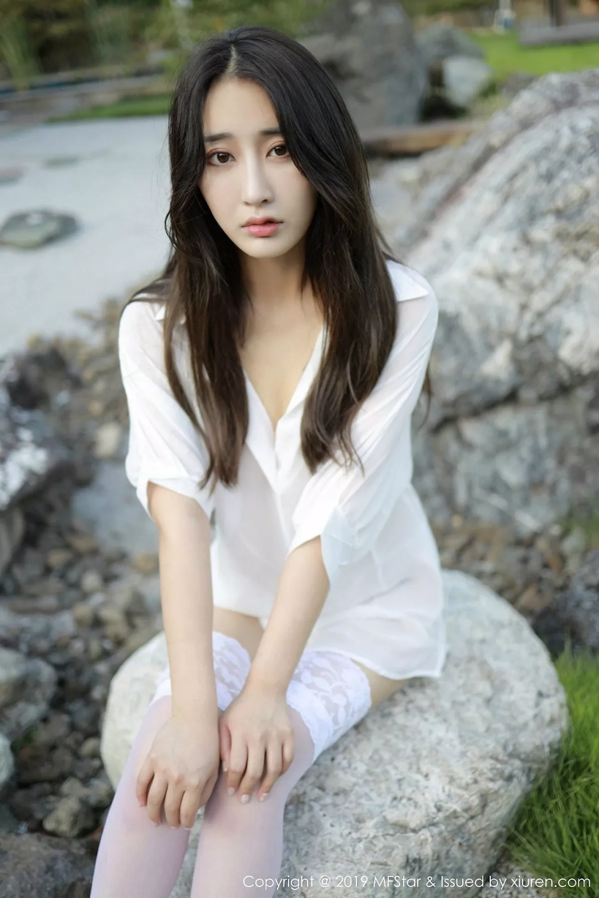 秀人集.com_[MFStar模范学院]Vol.219_嫩模Betty林子欣日本旅拍户外白衬衣配蕾丝吊袜诱惑写真53P