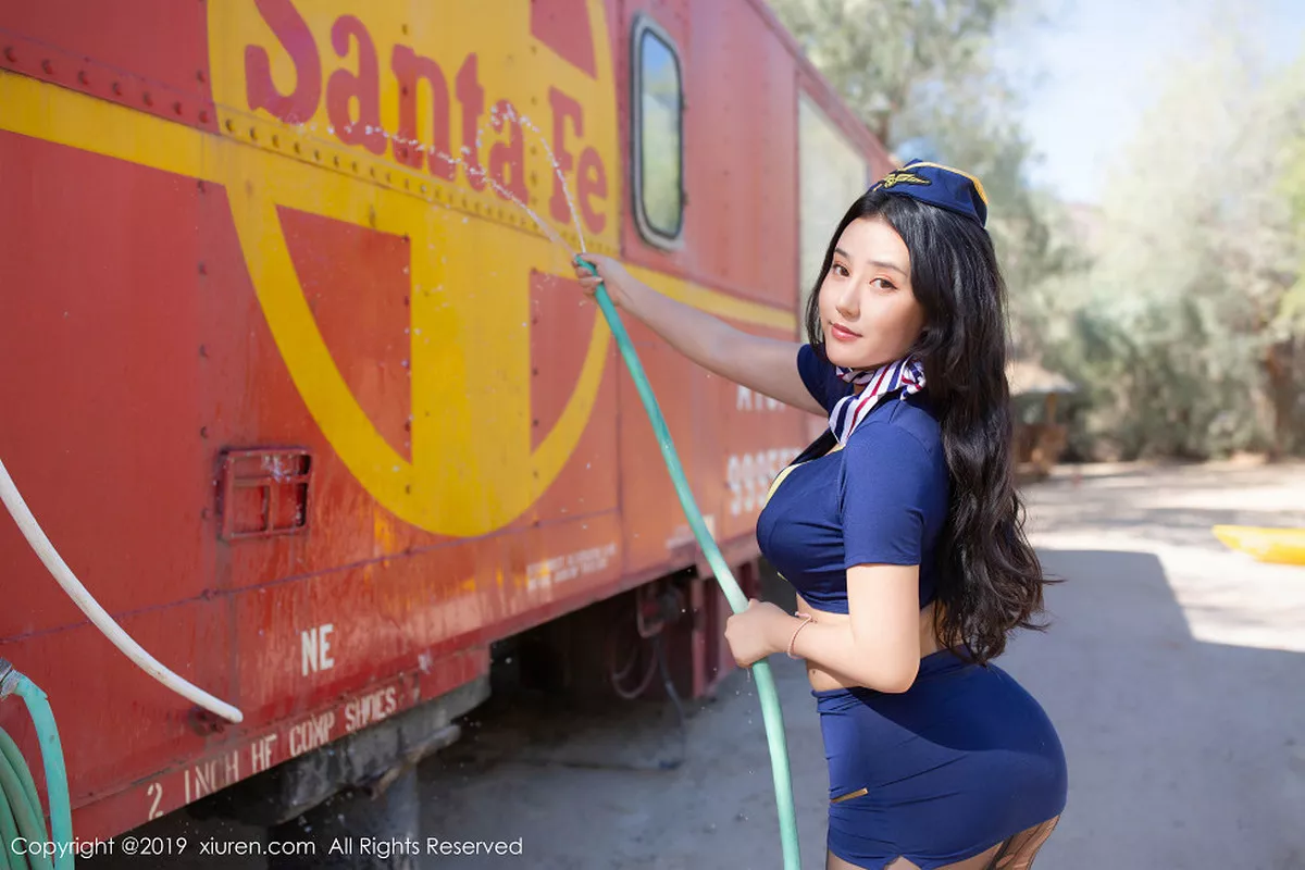 秀人集.com_[XiuRen秀人网]No.1755_女神Manuela玛鲁娜美国旅拍室外火车乘务员扮演秀翘臀诱惑写真45P