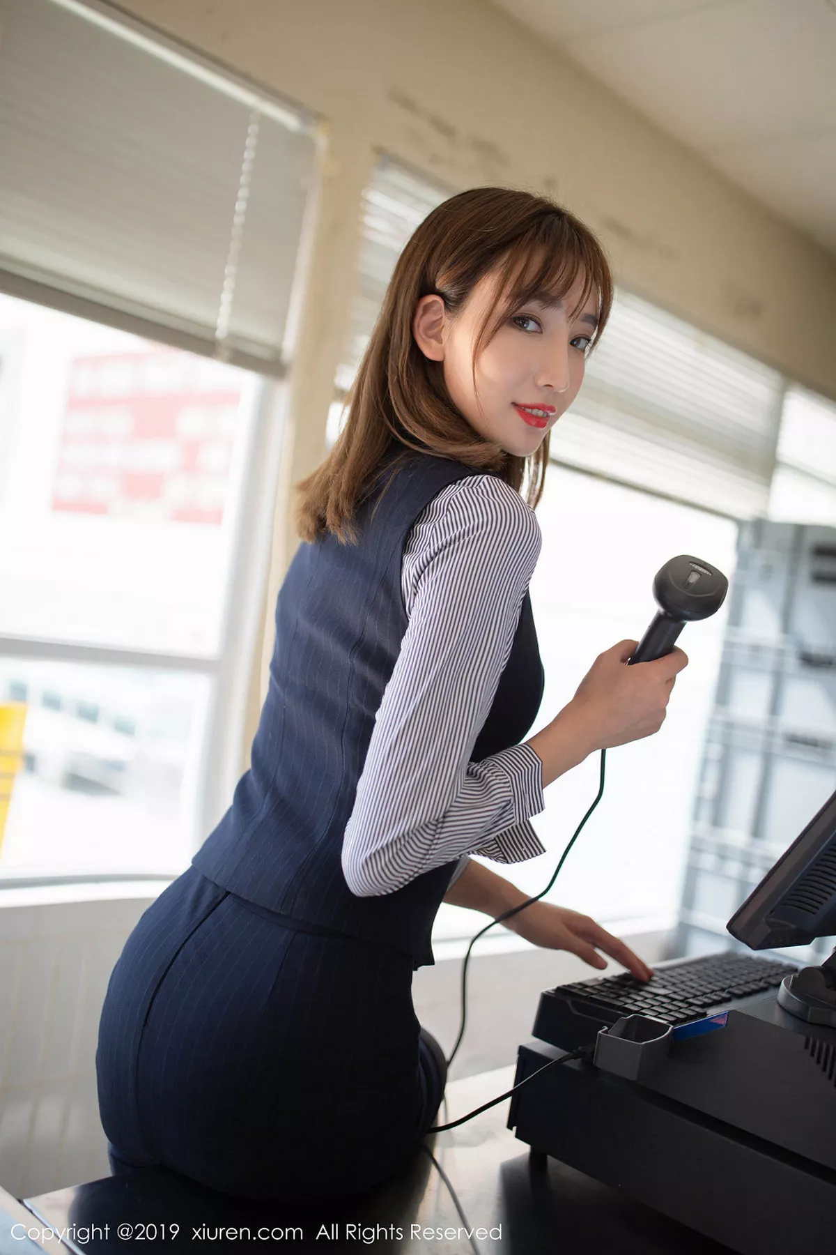 秀人集.com_[XiuRen秀人网]No.1748_嫩模陆萱萱便利店主题性感职场装半脱露超薄黑丝裤袜诱惑写真76P