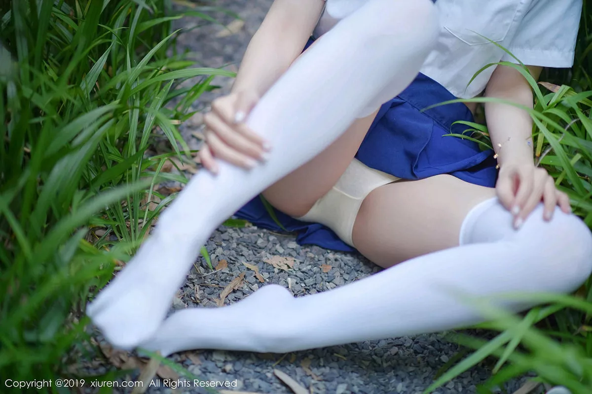 秀人集.com_[XiuRen秀人网]No.1733_嫩模沈梦瑶户外清爽学生装大胆半脱露白色蕾丝内衣诱惑写真60P