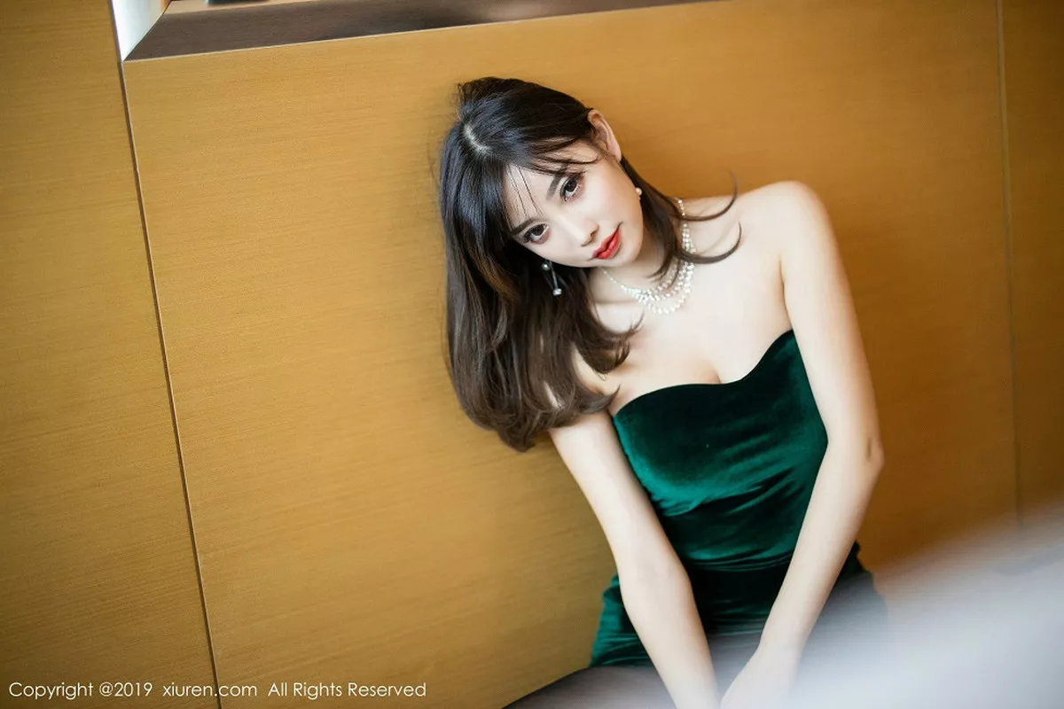 秀人集.com_[XiuRen秀人网]No.1731_女神杨晨晨sugar私房墨绿色抹胸裙配黑丝裤袜秀美腿诱惑写真98P