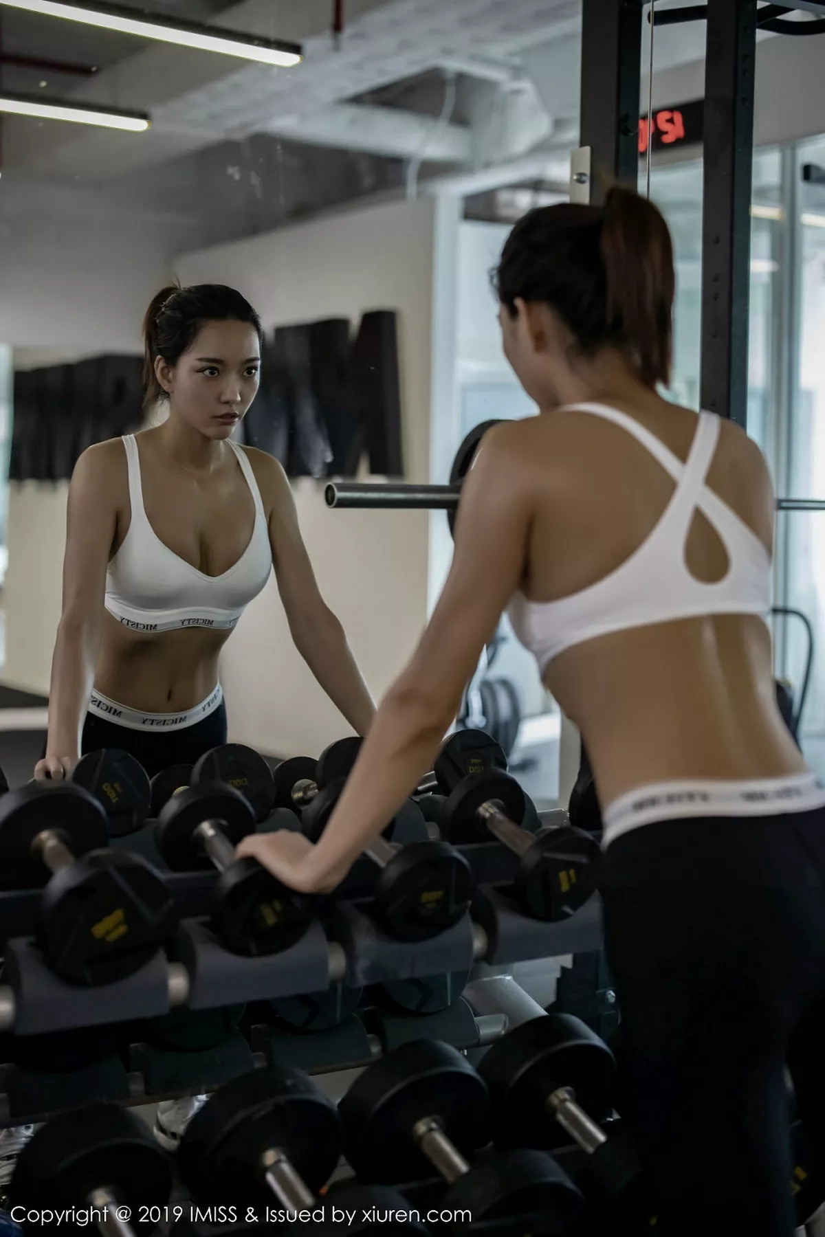 秀人集.com_[IMISS爱蜜社]Vol.396_嫩模嫣儿健身房运动风系列紧身衣秀完美曲线性感写真45P