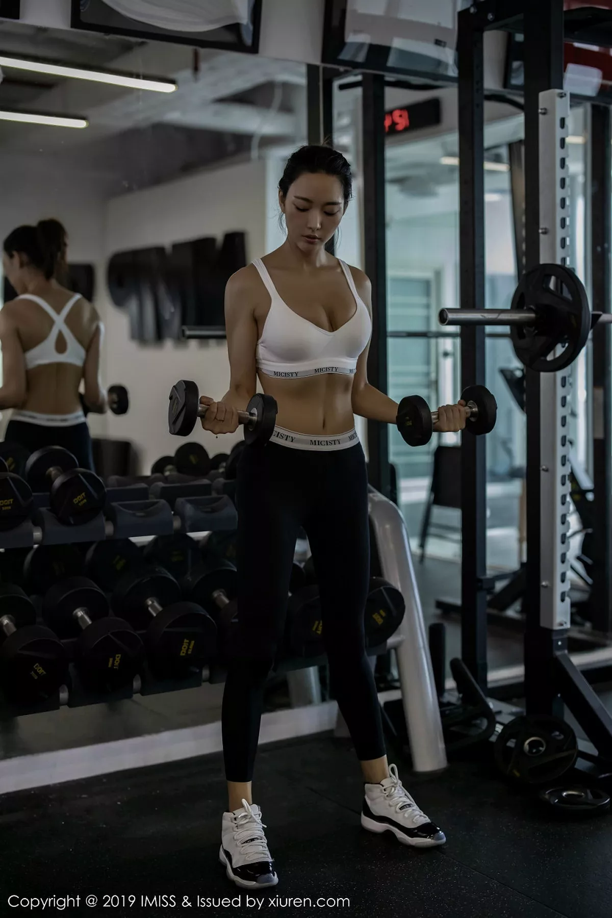 秀人集.com_[IMISS爱蜜社]Vol.396_嫩模嫣儿健身房运动风系列紧身衣秀完美曲线性感写真45P