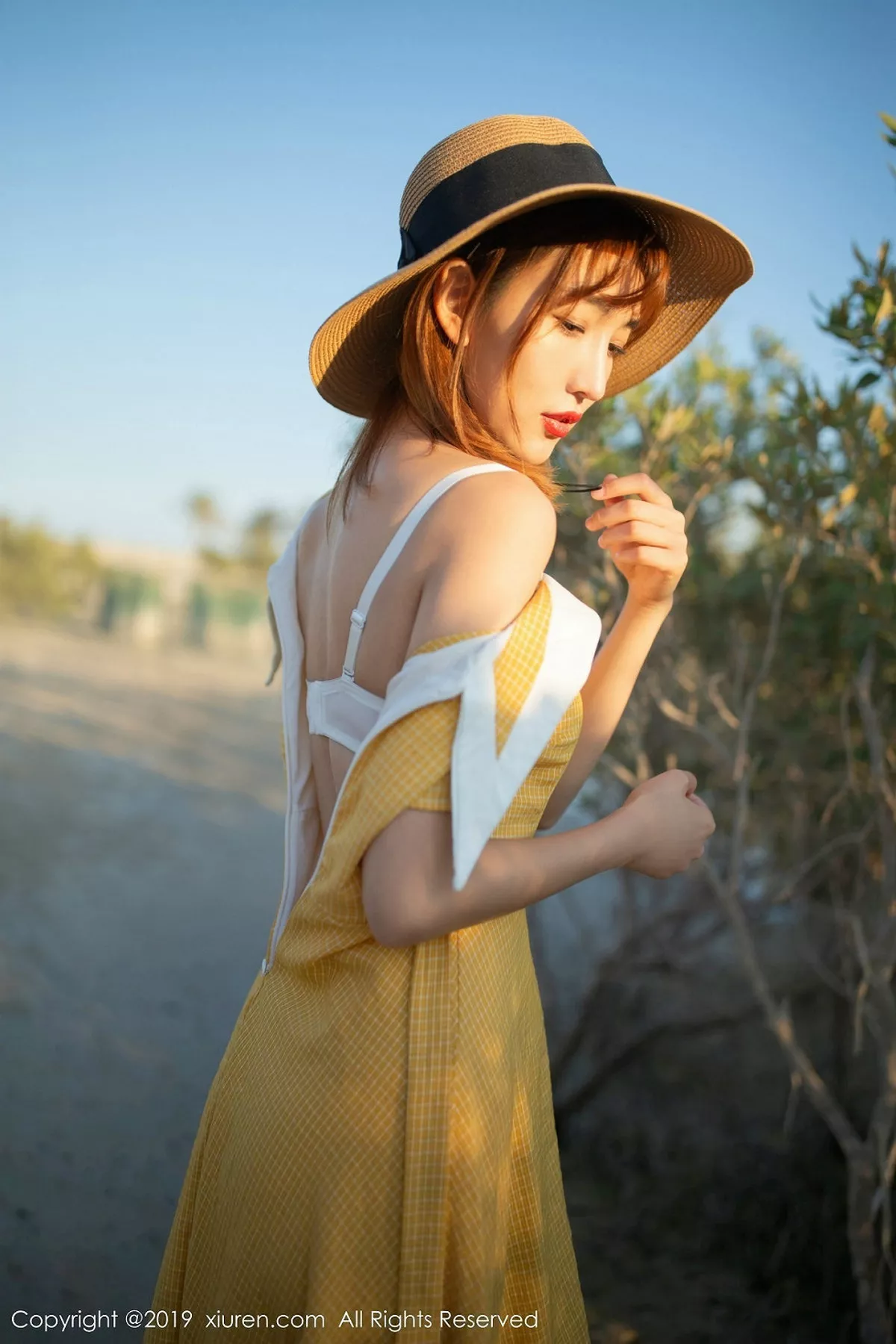 秀人集.com_[XiuRen秀人网]No.1812_嫩模陆萱萱波斯湾海滨撩裙露透视内裤秀翘臀撩人诱惑写真81P