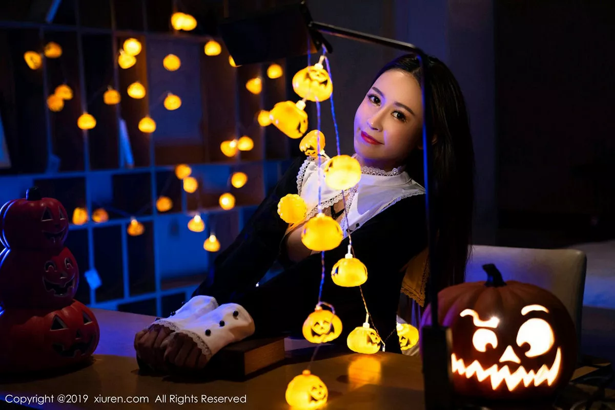 秀人集.com_[XiuRen秀人网]No.1802_嫩模周井空私房霓虹灯下性感内衣秀火辣身材撩人诱惑写真42P