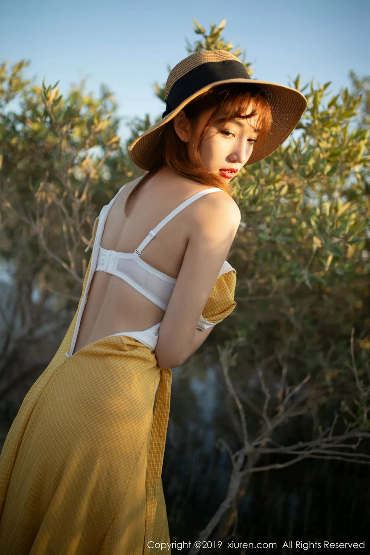 秀人集.com_[XiuRen秀人网]No.1812_嫩模陆萱萱波斯湾海滨撩裙露透视内裤秀翘臀撩人诱惑写真81P