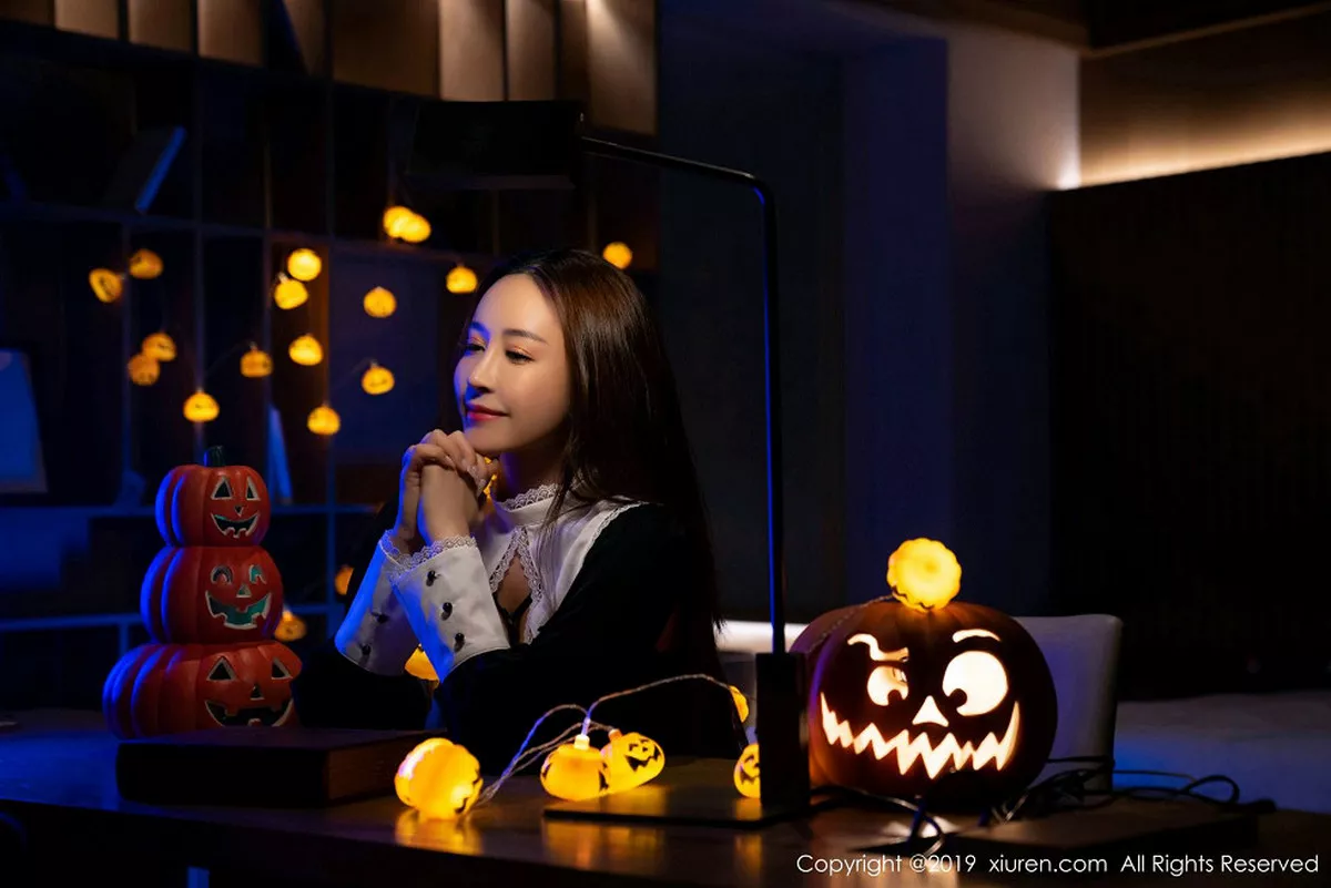 秀人集.com_[XiuRen秀人网]No.1802_嫩模周井空私房霓虹灯下性感内衣秀火辣身材撩人诱惑写真42P