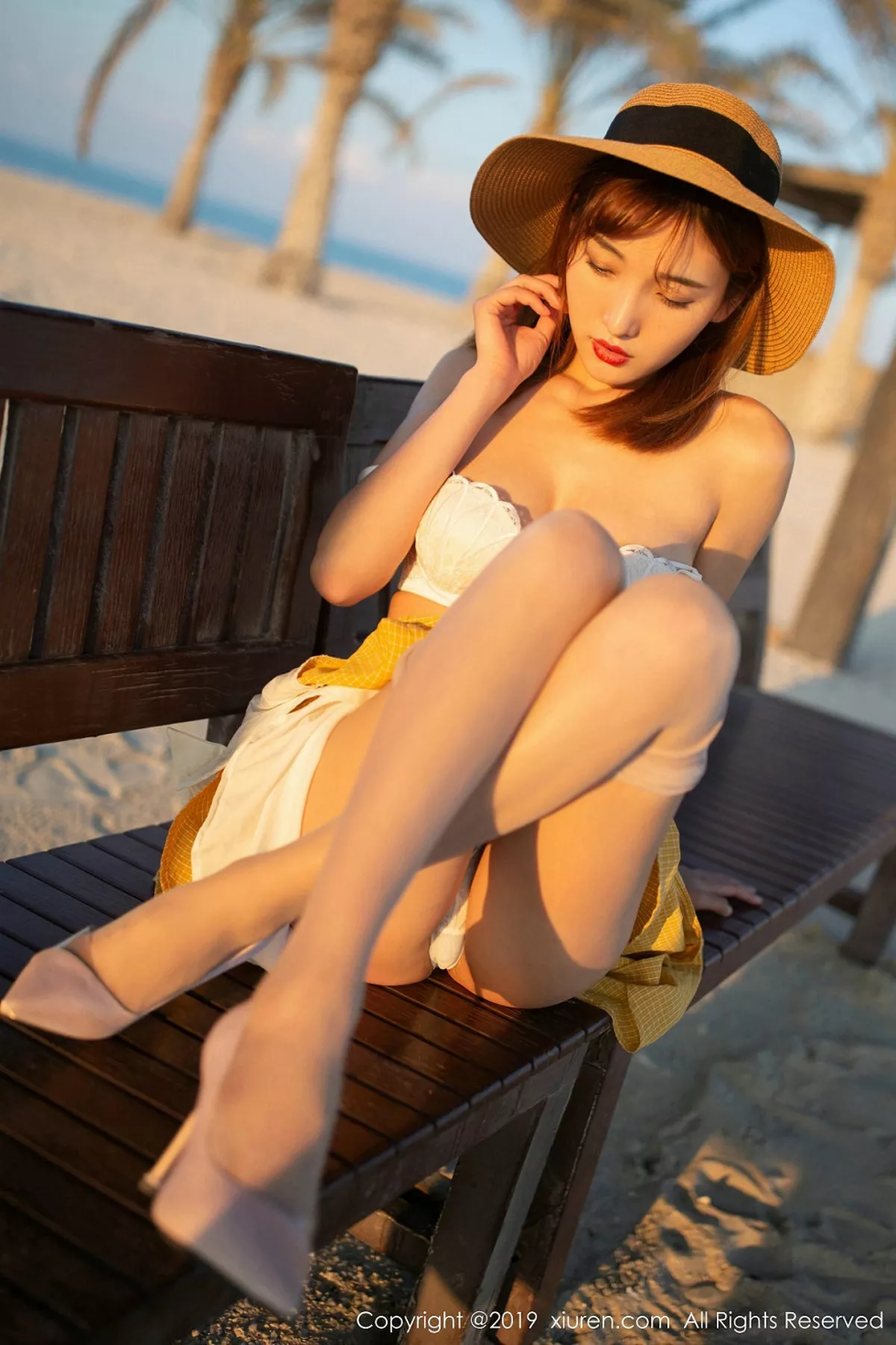 秀人集.com_[XiuRen秀人网]No.1812_嫩模陆萱萱波斯湾海滨撩裙露透视内裤秀翘臀撩人诱惑写真81P