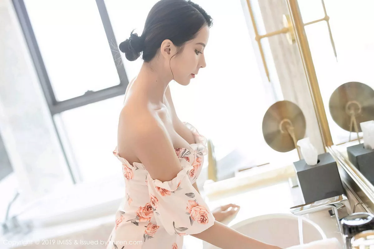 秀人集.com_[IMISS爱蜜社]Vol.416_气质女神Carry花色连身裙配朦胧肉丝露性感粉色内衣诱惑写真48P