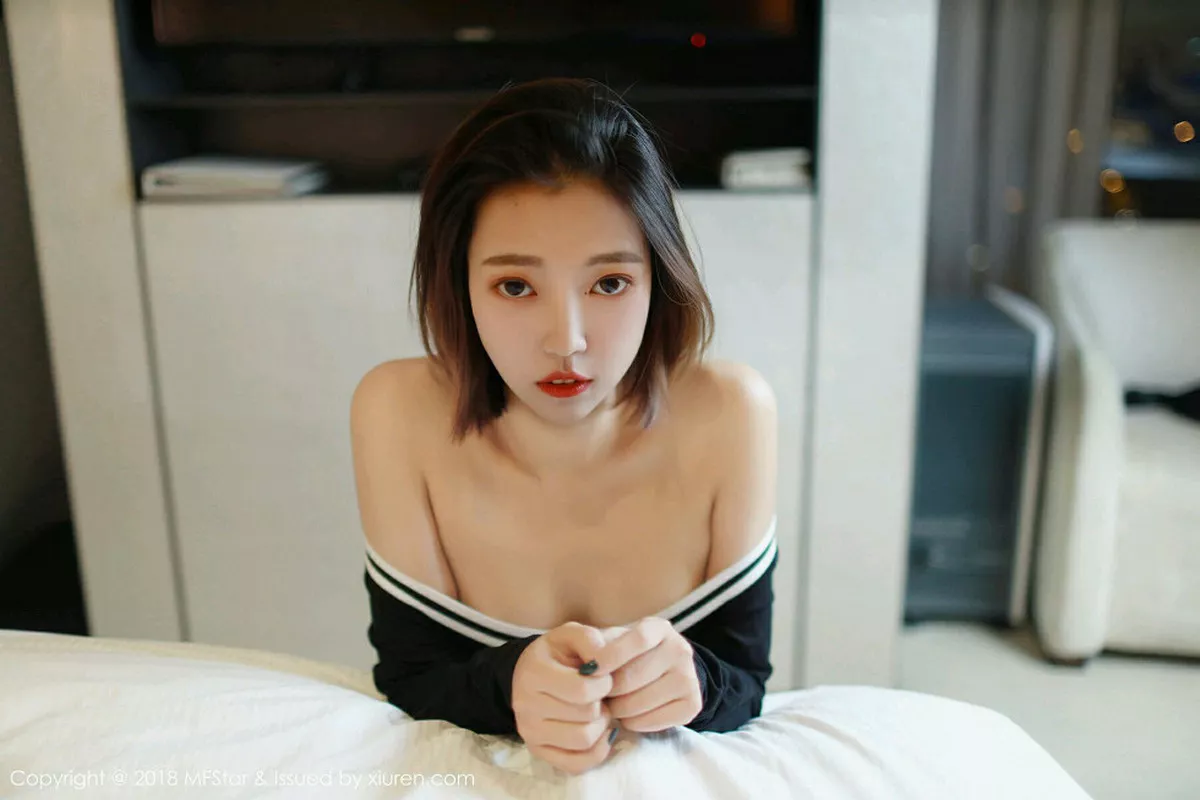秀人集.com_[MFStar模范学院]Vol.159_嫩模冯木木LRIS私房连体球衣半脱露白嫩豪乳遮点诱惑写真32P